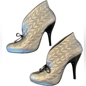 BCBG Sliver Quilted Leather Upper Boot 4” High Heels w/Black Tie Detail Size 7